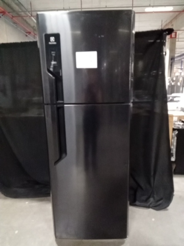 (01) REFRIGERADOR FROST FREE FF 480L ELECTROLUX TF71B BLACK INOX 127V