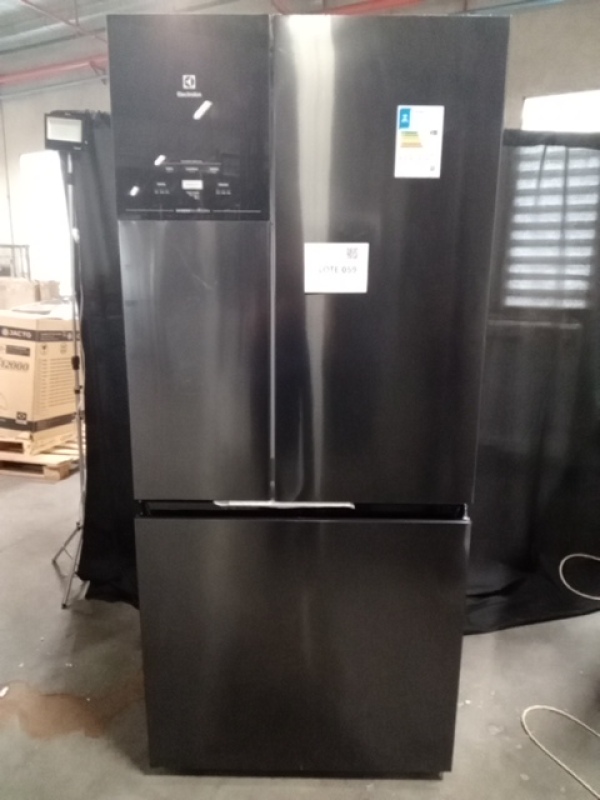 (01) REFRIGERADOR ELECTROLUX 590L IM8B 127V PTO