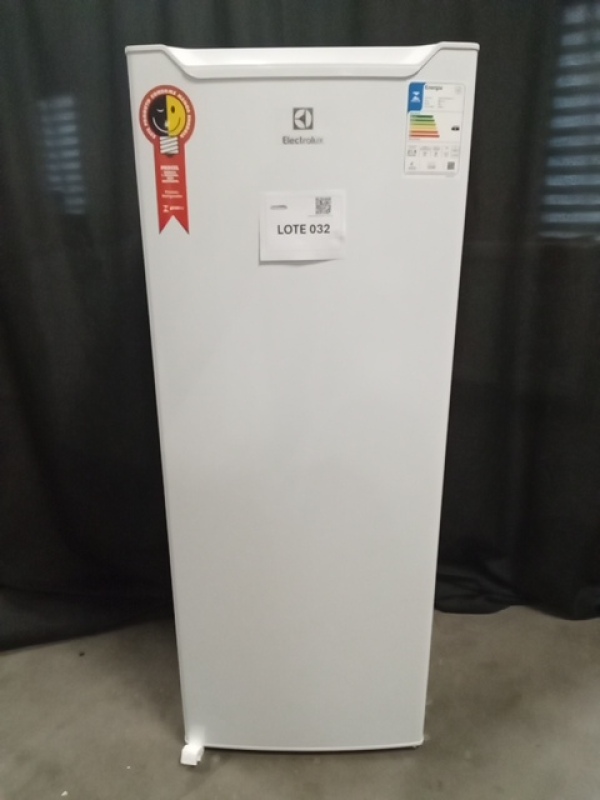 (01) REFRIGERADOR CD 213L ELECTROLUX RE21 127V BRANCO