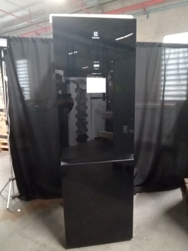 (01) REFRIGERADOR ELECTROLUX IB42G 127V BLACK GLASS